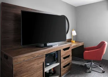 Hampton Inn & Suites West Bend hotel thumbnail 8