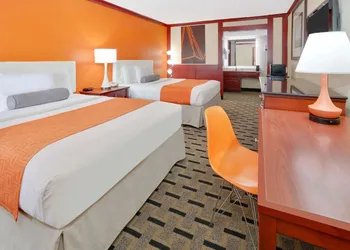 Howard Johnson by Wyndham San Marcos hotel thumbnail 7
