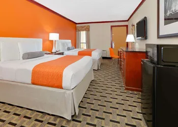 Howard Johnson by Wyndham San Marcos hotel thumbnail 8