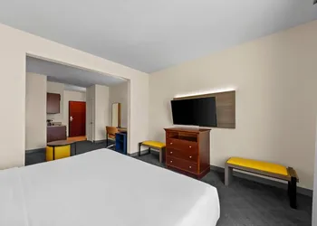 Comfort Suites San Antonio North - Stone Oak hotel thumbnail 8