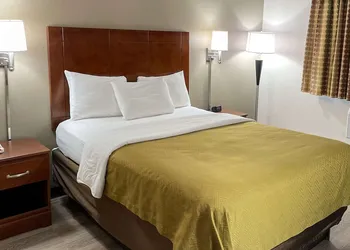 Econo Lodge Cartersville-Emerson Lake Point hotel thumbnail 7