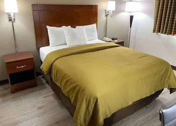 Econo Lodge Cartersville-Emerson Lake Point hotel thumbnail 8