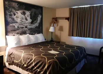Super 8 by Wyndham Watertown hotel thumbnail 7