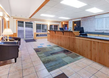 Days Inn & Suites by Wyndham St. Ignace Lakefront hotel thumbnail 2