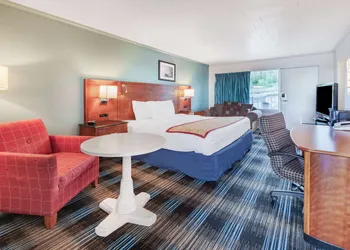 Days Inn & Suites by Wyndham St. Ignace Lakefront hotel thumbnail 8