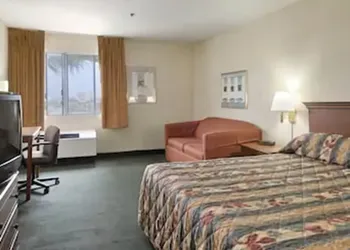 Ramada by Wyndham Hawthorne LAX / LA Stadium hotel thumbnail 4
