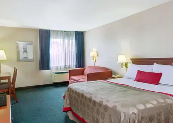 Ramada by Wyndham Hawthorne LAX / LA Stadium hotel thumbnail 7