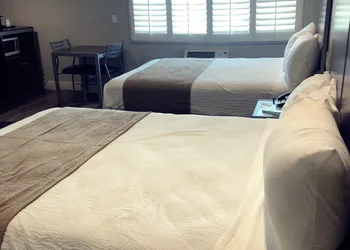 Deluxe Inn Hawthorne hotel thumbnail 4