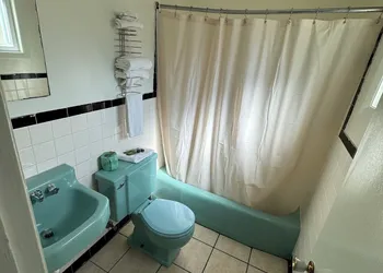 Acorn Motel hotel thumbnail 6