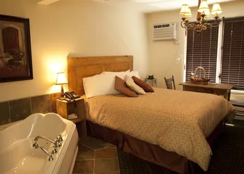 Auberge de La Tour du Lac hotel thumbnail 4