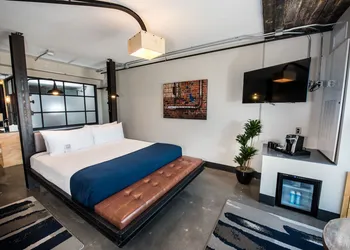 FOUNDRE Phoenix hotel thumbnail 5