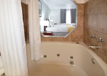 Quality Inn Alexis Rd hotel thumbnail 8