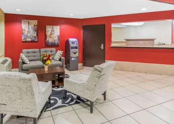 Super 8 by Wyndham Roseburg hotel thumbnail 2