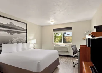 Super 8 by Wyndham Roseburg hotel thumbnail 6