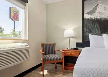 Super 8 by Wyndham Roseburg hotel thumbnail 7