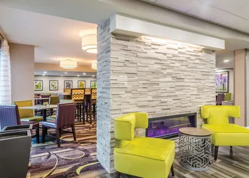 La Quinta Inn & Suites by Wyndham Myrtle Beach - N Kings Hwy hotel thumbnail 4