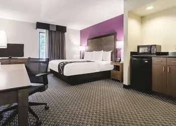 La Quinta Inn & Suites by Wyndham Myrtle Beach - N Kings Hwy hotel thumbnail 6