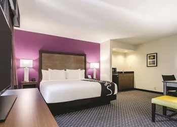 La Quinta Inn & Suites by Wyndham Myrtle Beach - N Kings Hwy hotel thumbnail 7
