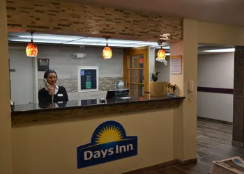 Days Inn by Wyndham Southern Hills/ORU hotel thumbnail 3