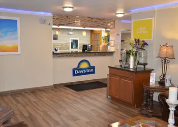 Days Inn by Wyndham Southern Hills/ORU hotel thumbnail 6