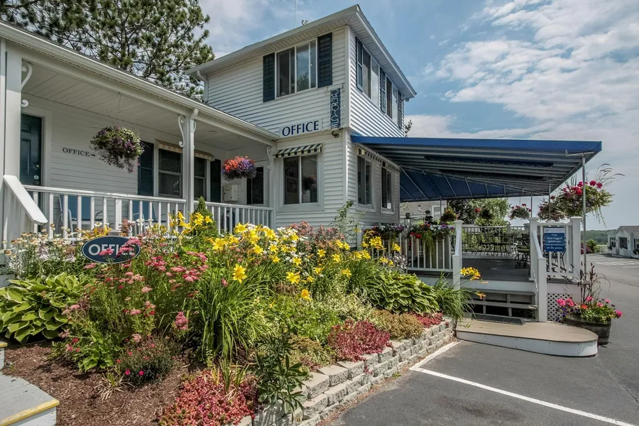 Glen Cove Inn & Suites hotel detail image 2