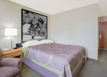 Super 8 by Wyndham Havre hotel thumbnail 3