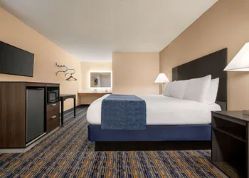 Super 8 by Wyndham Lindsay Olive Tree hotel thumbnail 4
