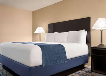 Super 8 by Wyndham Lindsay Olive Tree hotel thumbnail 5