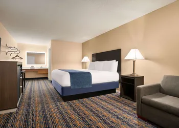 Super 8 by Wyndham Lindsay Olive Tree hotel thumbnail 6