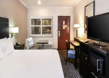 Travelodge by Wyndham Commerce Los Angeles Area hotel thumbnail 3