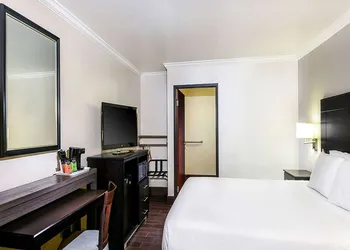 Travelodge by Wyndham Commerce Los Angeles Area hotel thumbnail 5
