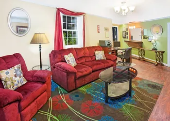 Days Inn & Suites by Wyndham Terre Haute hotel thumbnail 2