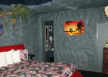 Days Inn & Suites by Wyndham Terre Haute hotel thumbnail 8