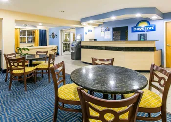 Days Inn & Suites by Wyndham Pryor hotel thumbnail 2