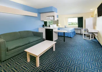 Days Inn & Suites by Wyndham Pryor hotel thumbnail 4