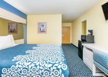 Days Inn & Suites by Wyndham Pryor hotel thumbnail 5