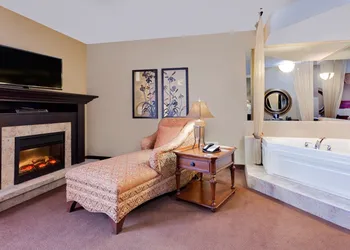 Ramada by Wyndham Camrose hotel thumbnail 8