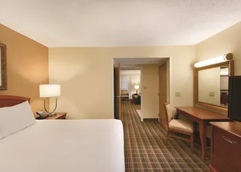 Embassy Suites Greenville Golf Resort & Conference Center hotel thumbnail 8