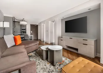 Hilton Grand Vacations Club Chicago Magnificent Mile hotel thumbnail 3