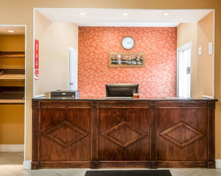 Econo Lodge Lake Region hotel detail image 2