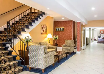 Econo Lodge Lake Region hotel thumbnail 3