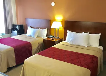 Econo Lodge Lake Region hotel thumbnail 5