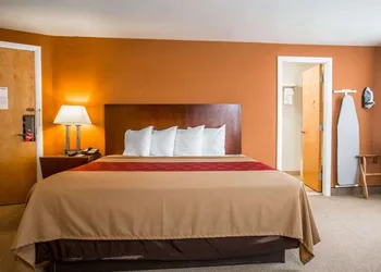 Econo Lodge Lake Region hotel thumbnail 7