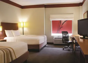 La Quinta Inn & Suites by Wyndham Atlanta Ballpark/Galleria hotel thumbnail 5