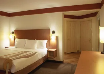 La Quinta Inn & Suites by Wyndham Atlanta Ballpark/Galleria hotel thumbnail 6