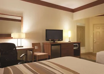 La Quinta Inn & Suites by Wyndham Atlanta Ballpark/Galleria hotel thumbnail 7