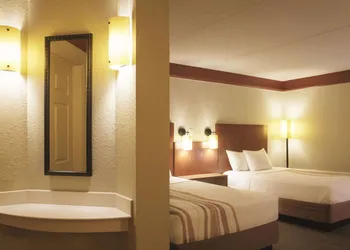 La Quinta Inn & Suites by Wyndham Atlanta Ballpark/Galleria hotel thumbnail 8