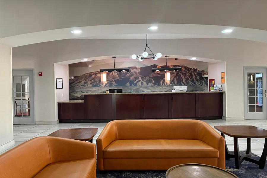 La Quinta Inn & Suites by Wyndham Albuquerque Midtown hotel detail image 2