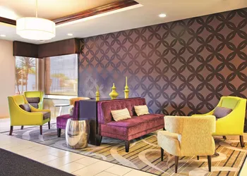 La Quinta Inn & Suites by Wyndham Tampa Bay Area-Tampa South hotel thumbnail 2