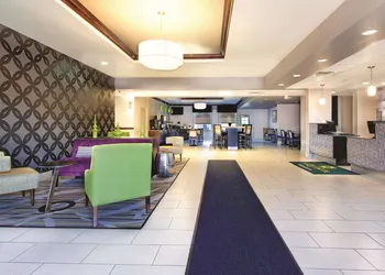 La Quinta Inn & Suites by Wyndham Tampa Bay Area-Tampa South hotel thumbnail 3